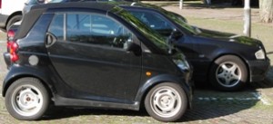 Tvärstopp med intakt kupé kräver g-krafter som ökar med minskande deformationszon