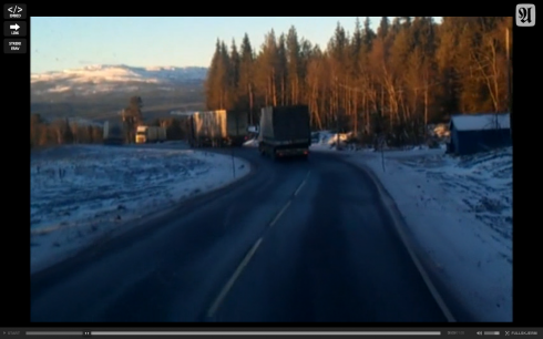 Tre lastbilar i nedförsbacke filmade från den fjärde bakom dem - strax innan möte.