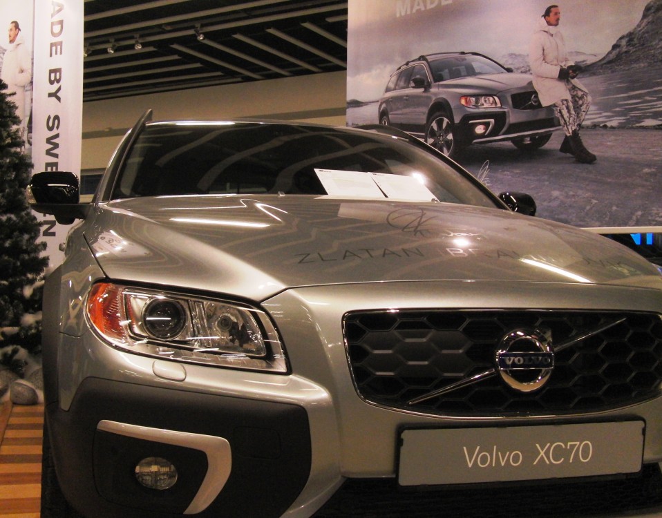 Volvo med skyddsplatta i grillen för radarn i Driver Support-paketet. Under den yttre backspegeln sitter den ena kameran för BLIS, Blind Spot Indication System. I modellår 2014 av 60-serien ersattes BLIS-kamerorna av radar innanför bakflyglarna.